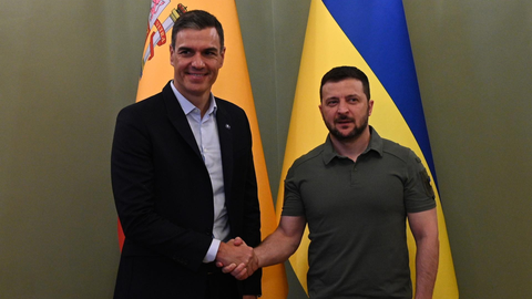 Pedro S&aacute;nchez (izq.) y Vladimir Zelensky