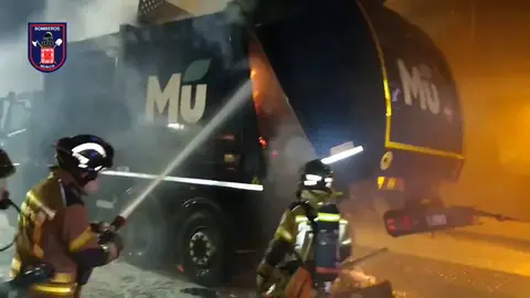 Incendio de un cami&oacute;n de basuras en la pedan&iacute;a murciana de Los Dolores (foto: Bomberos Murcia)