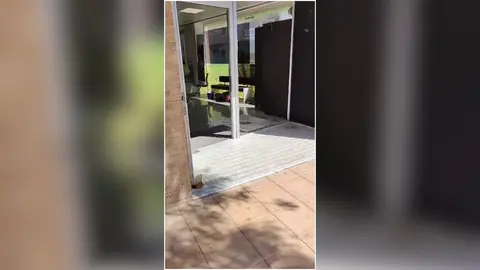 Estado de la sucursal bancaria de la pedan&iacute;a sanjaviere&ntilde;a de El Mirador en donde ha sido robado un cajero (foto: La 7)