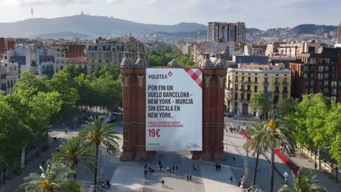Imagen de la acci&oacute;n de publicidad exterior para promocionar los vuelos directos entre la Regi&oacute;n de Murcia y Barcelona (foto: CARM)