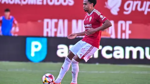 Rofino, defensa central del Real Murcia, en el partido de la derrota grana ante el M&eacute;rida (foto: Real Murcia)