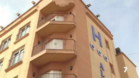 Hotel de Santiago de la Ribera que finalmente no se convertir&aacute; en un centro para inmigrantes (foto: La 7)