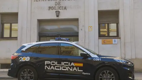 Veh&iacute;culo de Polic&iacute;a Nacional estacionado frente a la Jefatura Superior de Polic&iacute;a Nacional en Murcia