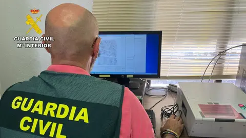 Un agente de la Guardia Civil, durante una investigaci&oacute;n (foto: Guardia Civil)