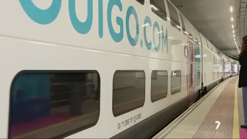 Uno de los trenes de Ouigo de dos alturas entra a la Estaci&oacute;n Murcia del Carmen (foto: La 7)