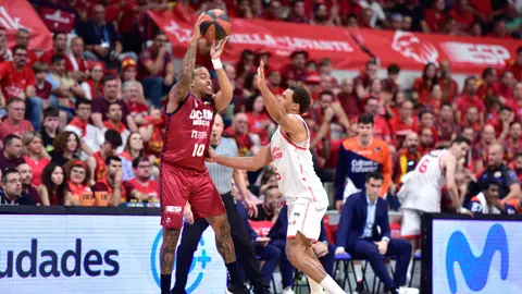 Una jugada del UCAM Murcia CB en el partido ante Valencia Basket en El Palacio (foto: La 7)