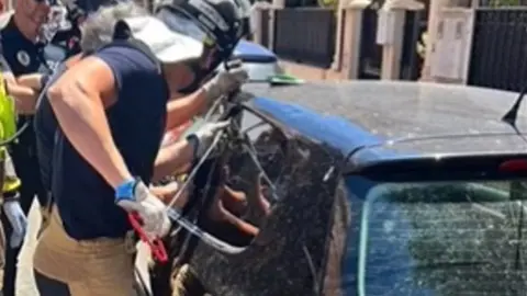 Bomberos de Murcia rescatan al ni&ntilde;o encerrado en el coche