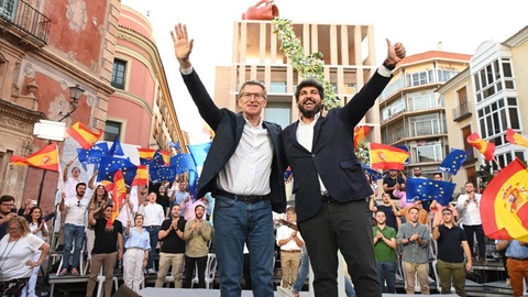 Alberto N&uacute;&ntilde;ez Feij&oacute;o y Fernando L&oacute;pez Miras en un mitin del Partido Popular para las elecciones europeas en Murcia (foto: La 7)