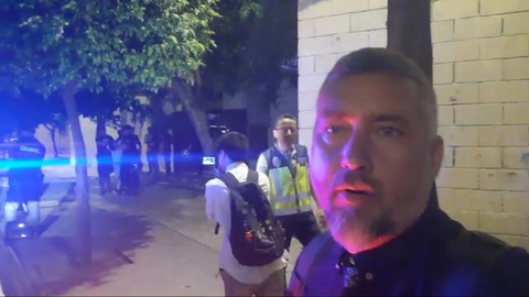 El detenido, saliendo de la vivienda