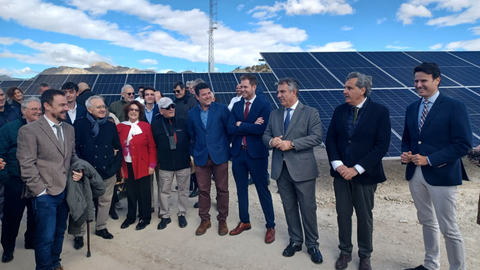 El consejero de Medio Ambiente, Universidades, Investigaci&oacute;n y Mar Menor, Juan Mar&iacute;a V&aacute;zquez, junto con el alcalde de Molina de Segura, Jos&eacute; &Aacute;ngel Alfonso, y el presidente de Anpier, Miguel &Aacute;ngel Mart&iacute;nez, durante la inauguraci&oacute;n del Parque Generaci&oacute;n Fotovoltaica en Molina de Segura el pasado mes de febrero.
