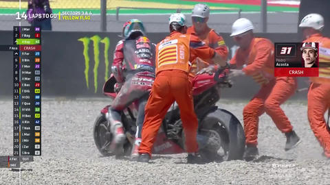Pedro Acosta se reincorpora a la carrera tras caerse cuando estaba en puestos de podio