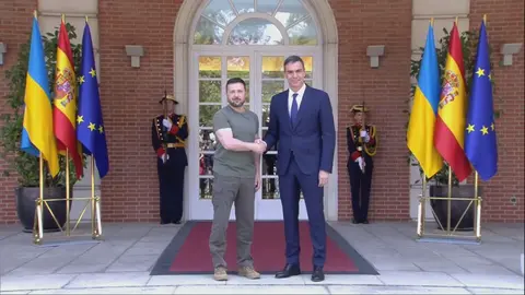 Volod&iacute;mir Zelenski, presidente de Ucrania, junto a Pedro S&aacute;nchez, presidente de Espa&ntilde;a, en el Palacio de la Moncloa (foto: La 7)