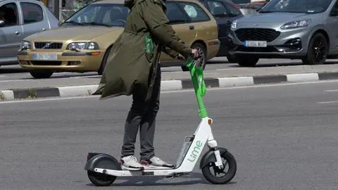 Un hombre montado en un patinete el&eacute;ctrico (foto: EP)