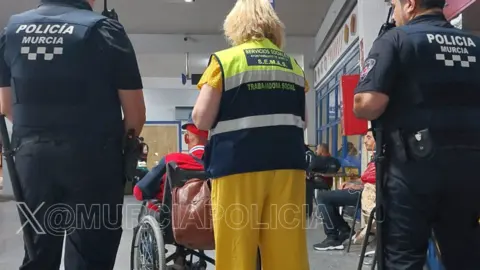Imagen de los agentes de Polic&iacute;a y efectivos del SEMAS, con el anciano