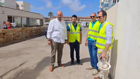 EL concejal de Infraestructuras, Diego Ortega, visita los trabajos de construcci&oacute;n de un acceso peatonal a la playa de Las Sirenas, en La Manga