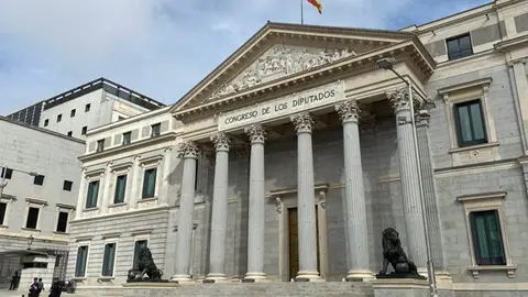 Puerta de los leones del Congreso de los Diputados (foto: EP)