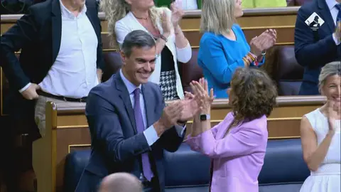 Pedro S&aacute;nchez celebra con Mar&iacute;a Jes&uacute;s Montero el resultado de la votaci&oacute;n del Congreso, favorable para la Ley de Amnist&iacute;a (foto: La 7)