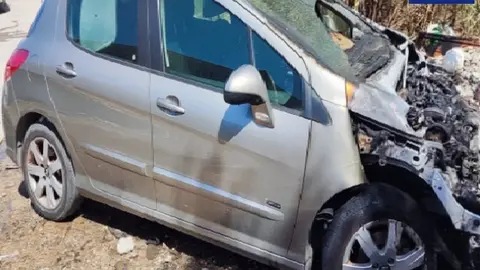 Imagen de uno de los coches incendiados (foto: PN)