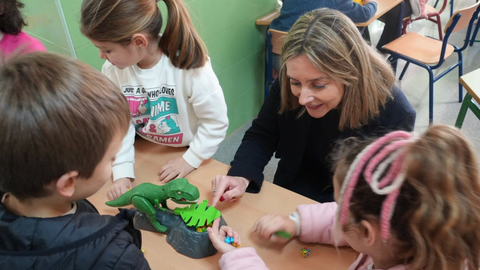 Imagen de archivo de la consejera de Pol&iacute;tica Social, Familias e Igualdad, Conchita Ruiz, durante su visita a un aula matinal de San Javier.