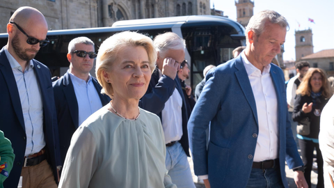 El presidente la Xunta de Galicia, Alfonso Rueda, y la presidenta de la Comisi&oacute;n Europea, Ursula Von der Leyen, a su llegada a una reuni&oacute;n, a 1 de junio de 2024, en Santiago de Compostela, A Coru&ntilde;a, Galicia (Espa&ntilde;a). (Foto: C&eacute;sar Arxina - Europa Press)