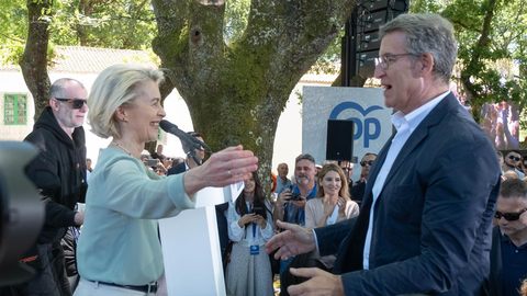 La presidenta de la Comisi&oacute;n Europea, Ursula Von der Leyen, y el presidente del Partido Popular, Alberto N&uacute;&ntilde;ez Feij&oacute;o, durante un acto de campa&ntilde;a del Partido Popular, en la Carballeira da Madalena