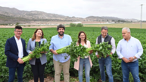 L&oacute;pez Miras ha participado en un acto electoral en Totana, junto a la n&uacute;mero 2 en las listas del PP al Parlamento Europeo, Carmen Crespo, y el alcalde del municipio, Juan Pag&aacute;n.