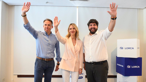 L&oacute;pez Miras en un acto electoral en Lorca junto a la portavoz adjunta del PP en el Congreso de los Diputados, Cayetana &Aacute;lvarez de Toledo, y el presidente del PP de Lorca, Fulgencio Gil.