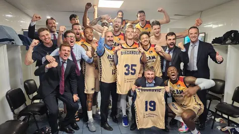 El UCAM Murcia celebra por todo lo alto el pase a la final de la Liga Endesa (foto: UCAM Murcia)
