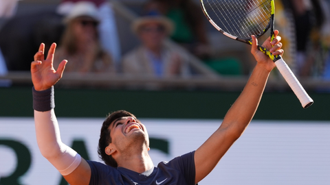 Carlos Alcaraz celebra su pase a la final de Roland Garros tras ganar a Jannick Sinner