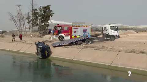 Los bomberos de la Regi&oacute;n sacan del agua el veh&iacute;culo del hombre fallecido (foto: La 7)