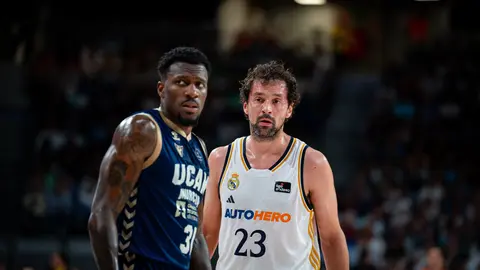 Ennis y Llul en un instante del primer partido de la final de la Liga Endesa (foto: UCAM Murcia)