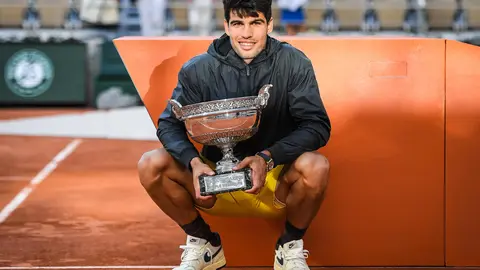 Carlos Alcaraz, con la copa de los Mosqueteros
