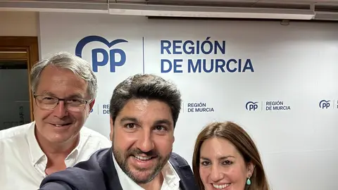 L&oacute;pez Miras celebra la victoria con Nicol&aacute;s de la Parte y Mara Abad&iacute;a