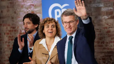 El n&uacute;mero 10 de la lista del PP a las elecciones europeas, Adri&aacute;n V&aacute;zquez; la candidata del PP a las elecciones europeas, Dolors Montserrat y el presidente del PP, Alberto N&uacute;&ntilde;ez Feij&oacute;o