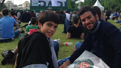 Carlos Alcaraz de ni&ntilde;o viendo un partido de Roland Garros, junto a la Torre Eiffel (foto: @carlosalcaraz)