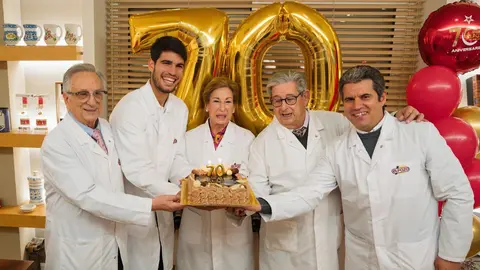 Los tres hermanos Fuertes, Jos&eacute;, Tom&aacute;s y Juana, junto al embajador de la marca, Carlos Alcaraz, y su padre (foto: agencias)