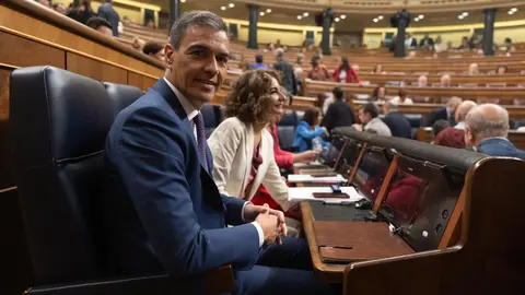 El presidente del Gobierno, Pedro S&aacute;nchez, y la vicepresidenta primera del Gobierno, ministra de Hacienda y vicesecretaria general del PSOE, Mar&iacute;a Jes&uacute;s Montero, a su llegada a una sesi&oacute;n de control, en el Congreso de los Diputados, a 12 de junio (foto: EP)