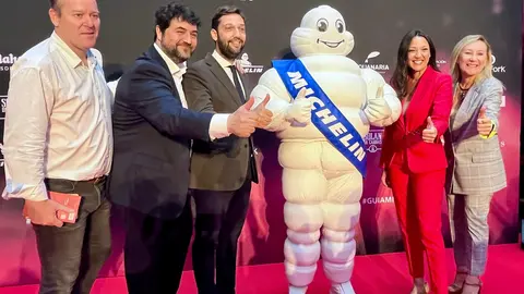 La consejera Carmen Conesa, el director del Instituto de Turismo, el jefe de cocina Gonz&aacute;lez Conejero, representantes de Michelin y la famosa mascota &lsquo;Bibendum&rsquo;