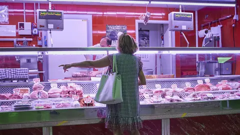 Una mujer en una mercado (foto: EP)