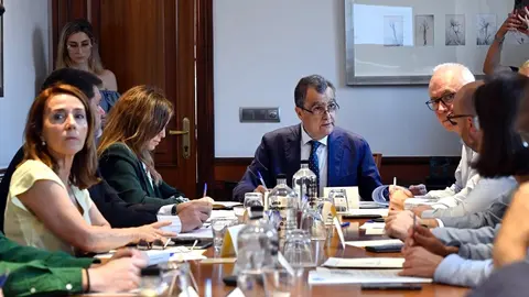 Reuni&oacute;n en el centro de control del edificio de Aguas de Murcia (foto: Ayuntamiento de Murcia)