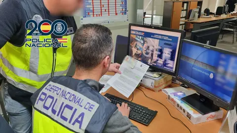 Agentes de la Polic&iacute;a Nacional investigan el caso (foto: Polic&iacute;a Nacional)