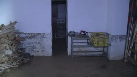 Estragos del temporal en una vivienda de Ribera de Molina (foto: La 7)
