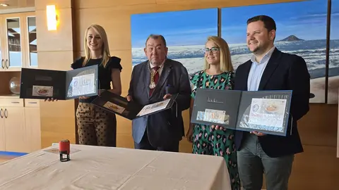 Correos presenta el sello dedicado al caldero del Mar Menor (foto: Correos)