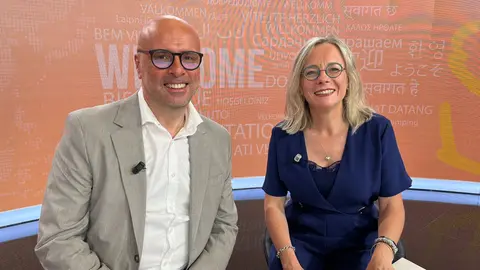 Javier Garc&iacute;a Melench&oacute;n, director de la Escuela Oficial de Idiomas de Murcia, y Anne Wetzels, jefa de estudios adjunta 
(foto: La 7)