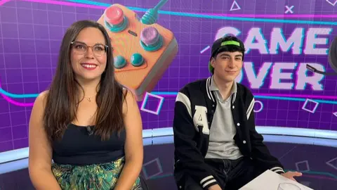 Concepci&oacute;n Prats, profesora del IES Isaac Peral, y Karel Valero, "youtuber" (Swaggy), alumno de de 4&deg; de ESO (foto: La 7)