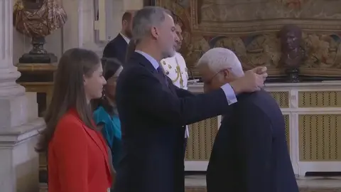 Momento de imposici&oacute;n de la medalla del Orden del M&eacute;rito Civil a &Aacute;ngel P&eacute;rez Ruzafa de manos de S.M. el Rey Don Felipe VI