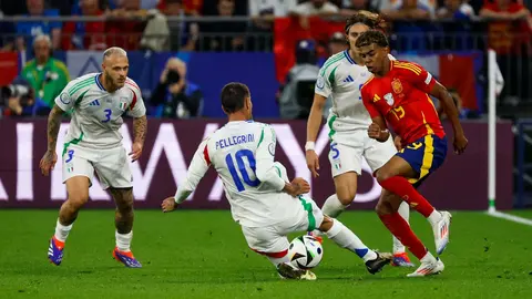 Lamine Yamal, jugador de la selecci&oacute;n espa&ntilde;ola, en un lance del choque (foto:EFE)