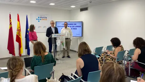 El consejero de Salud, Juan Jos&eacute; Pedre&ntilde;o, informa de la novedades del calendario vacunal regional 2024 (foto: CARM)