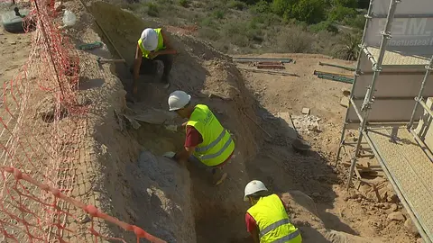 Tres arque&oacute;logos realizando trabajos de excavaci&oacute;n en La Fortaleza del Rey Lobo (foto: La 7)