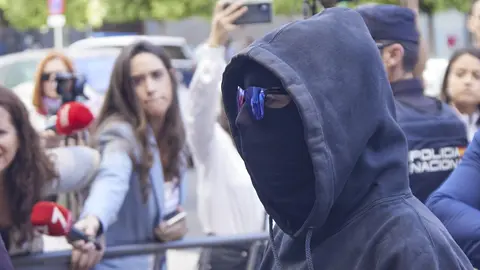 Imagen de archivo de la llegada a los juzgados de Francisco Javier Garc&iacute;a, conocido como 'El Cuco' escoltado por la polic&iacute;a (foto: EP)